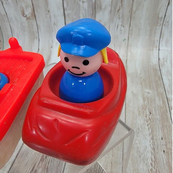 Vintage Fisher Price Little People Caes, Boat & 3 little people Lot - Picture 3 of 8